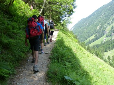 Wandern Sie auf grünen Pfaden durch die Natur rund um das Bio-Hotel Bergkristall