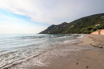 nach dem Yoga ein Spaziergang am weiten Sandstrand