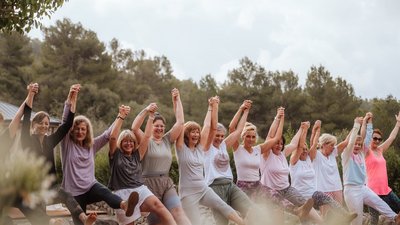 Morgens und Abends in der Gruppe Yoga praktizieren