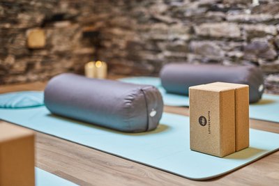 Die Yoga-Matten liegen bereit für Ihren Besuch