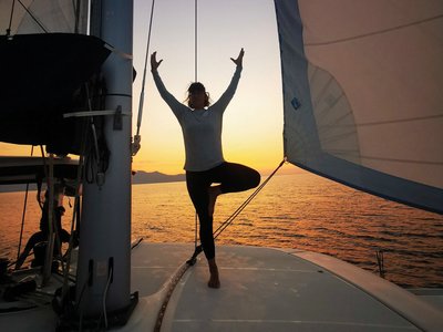 In den Sonnenuntergang segeln