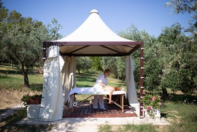 Wohltuende Massagen im freiem in der Villa Garulli