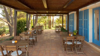 Genießen Sie ein Glas Wein auf der Terrasse der Finca Son Miranda