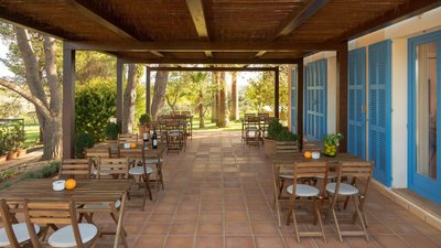 Genießen Sie ein Glas Wein auf der Terrasse der Finca Son Miranda