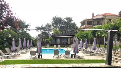 Entspannen Sie am Pool im Hotel Fakis