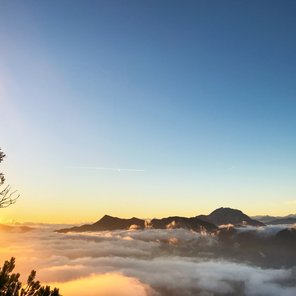 Benebelte Berge in goldenes Sonnenlicht getaucht