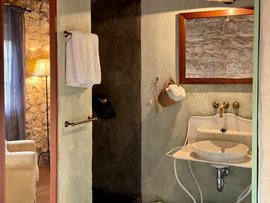 Das Badezimmer mit natürlichem Stein Das Badezimmer mit natürlichem Stein