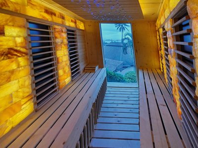 Entspannen in der Saune mit Blick auf das Meer
