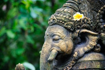 Eine Hindu-Statue aus Stein in Form eines Elefanten