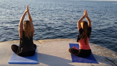 Traumhafte Kulisse, um den Tag mit einer Yoga-Übung zu starten