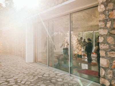 Gemeinsam in der Shala Yoga üben