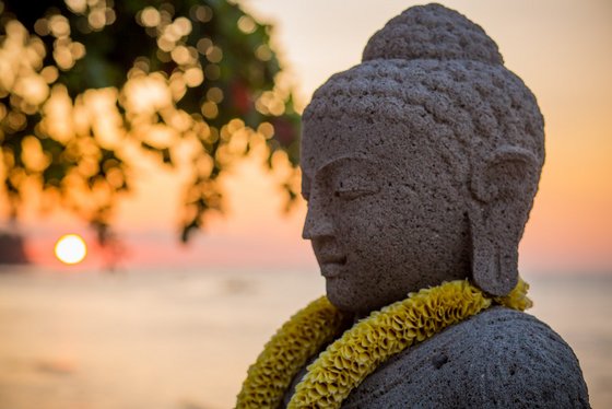 Eine Buddha Statue an einem Strand