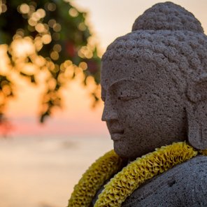 Eine Buddha Statue an einem Strand