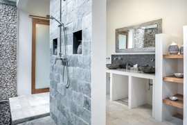 Das Bad der Purity Bedrooms ist hochmodern gestaltet