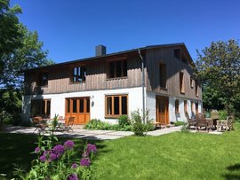 Im Garten nach dem Yoga entspannen Im Garten nach dem Yoga entspannen
