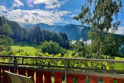Im Sommer den Blick über die blühende Landschaft genießen