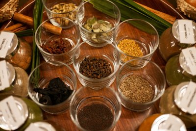 Im Sathya Ayurveda Hotel werden die verschiedensten ayurvedischen Gewürze verkauft