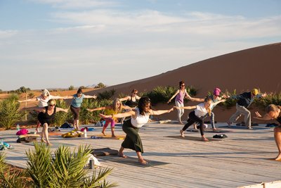 Yoga üben auf der Yogaplattform