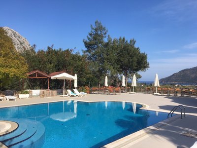 Am schönen Pool stehen Ihnen Sonnenliegen und Sonnenschirme bereit