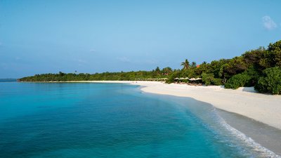 Der weiße Sandstrand lädt zu Spaziergängen ein
