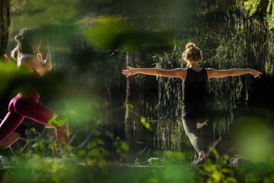 Neue Kraft beim Yoga in der Natur tanken