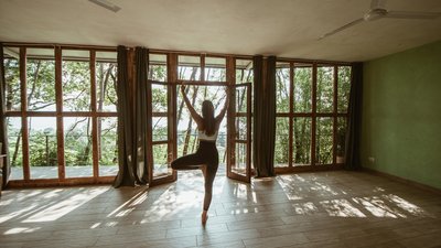 Yoga üben mit Blick in die Natur