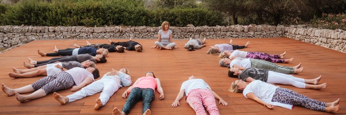 Shavasana in der gruppe unter freiem Himmel