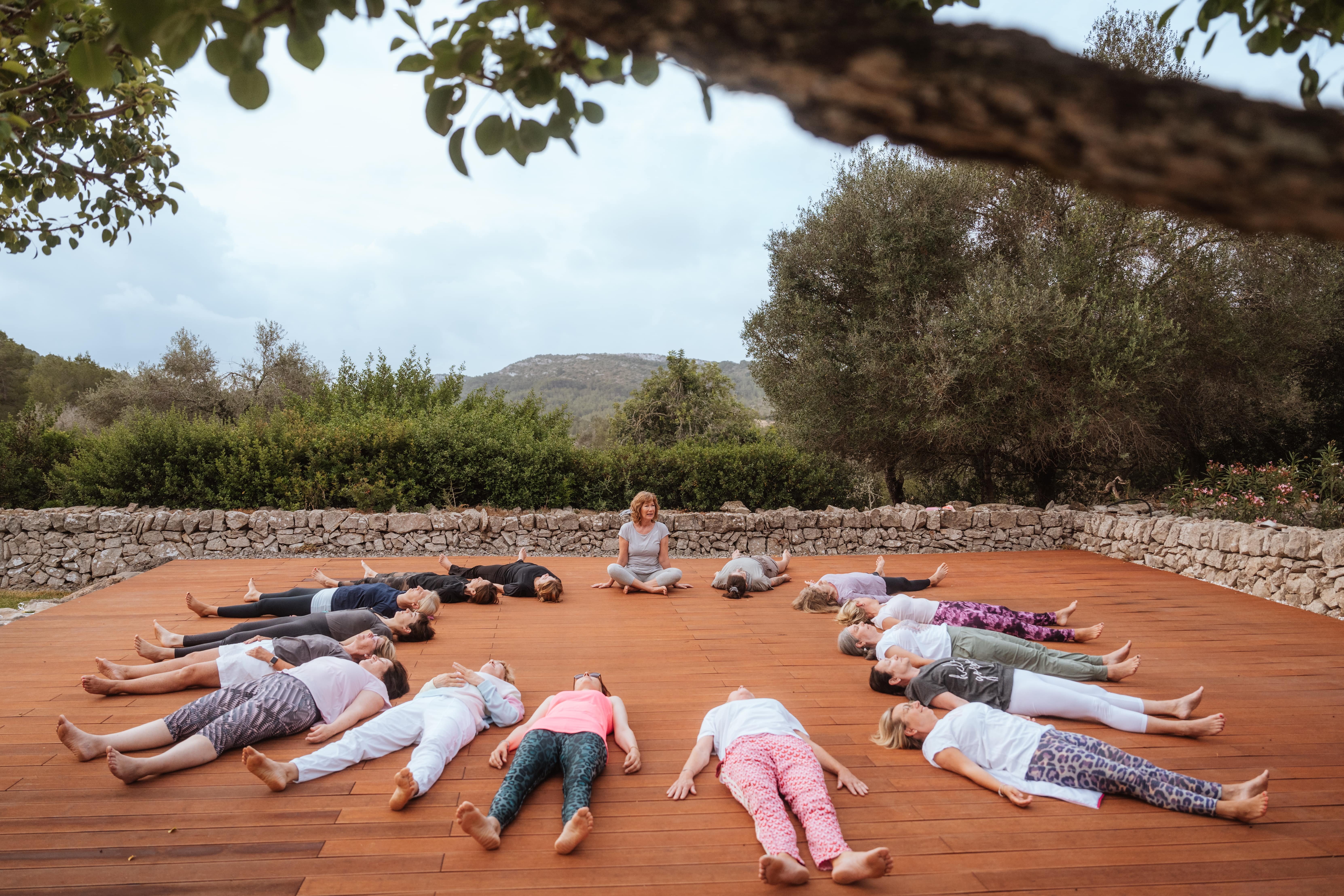 Shavasana in der gruppe unter freiem Himmel