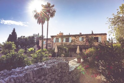 Die Sonne taucht die Finca Son Mola Vell auf Mallorca in ein strahlendes Licht