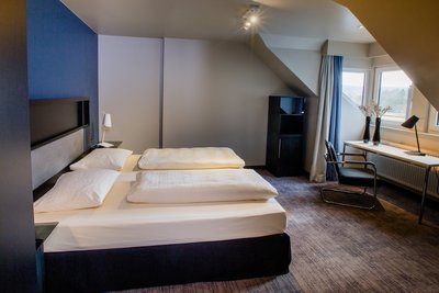 In Ihrem geräumigen Zimmer erwartet Sie ein luxuriöses Doppelbett 