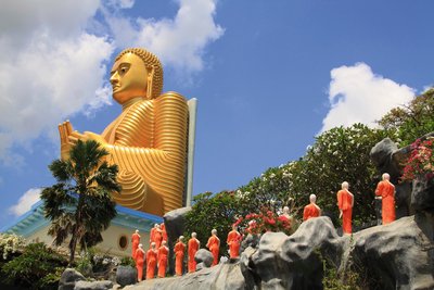 Mönchsstatuen auf dem Weg zu Buddha