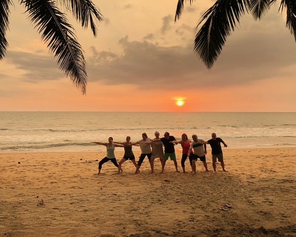 Yoga Gruppe am Strand in Indien