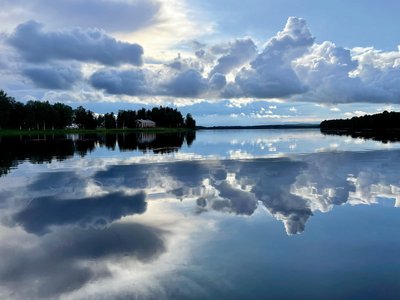 Im Fluss spiegelt sich der Himmel wieder