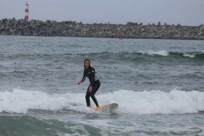 Doris Lilienweiß beim surfen