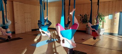 Beim Aerial Yoga die üblichen Asana neu erfahren