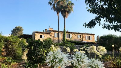Tauchen Sie in die Atmosphäre einer über 300 Jahre alten Finca ein, die mitten im Grünen liegt!