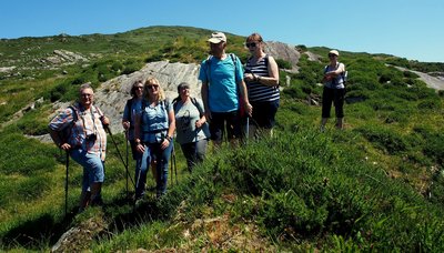 Glückliche Reisegruppe nach einer Wanderung durch die vielfältige Landschaft Irlands