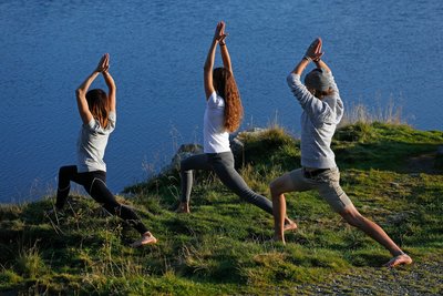 Bei gemeinsamen Yogaeinheiten in der Natur genießen Sie spektakuläre Ausblicke in der Natur. 