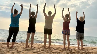 Gemeinsam am Strand Sri Lankas Yoga üben