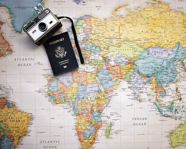 Eine Landkarte mit einem Reisepass und einer Fotokamera