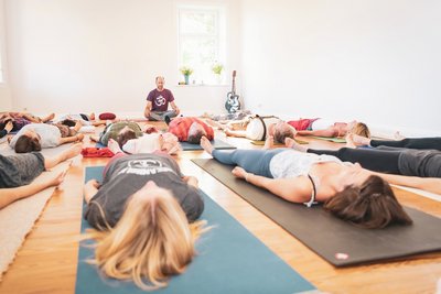 Erdende Schlussentspannung nach dem Yoga Unterricht