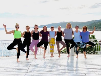 Strahlende Yogis beim Yoga üben auf der Dachterrasse vom Hotel Kalura