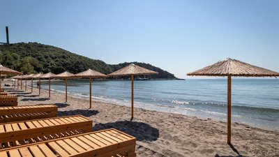 Die traumhafte Bucht Arillas mit glasklarem Wasser