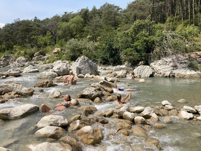 Wanderpause im kühlenden Fluss