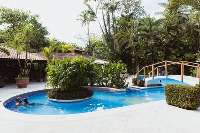Kühlen Sie sich im Pool ab