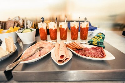 Frühstücksbuffet mit schwedischen Delikatessen