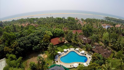 Das Poovar Island Resort in Kerala ist Umgeben von Palmen und liegt zwischen Ozean und Backwaters Das Poovar Island Resort in Kerala ist Umgeben von Palmen und liegt zwischen Ozean und Backwaters