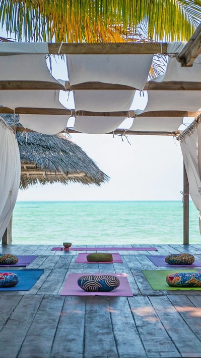 Die Yoga Shala mit Blick auf das blaue Meer