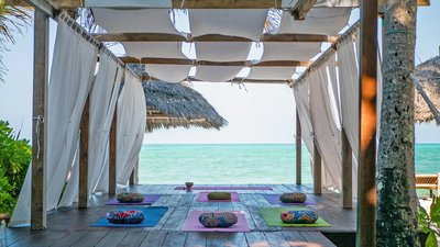Die Yoga Shala mit Blick auf das blaue Meer