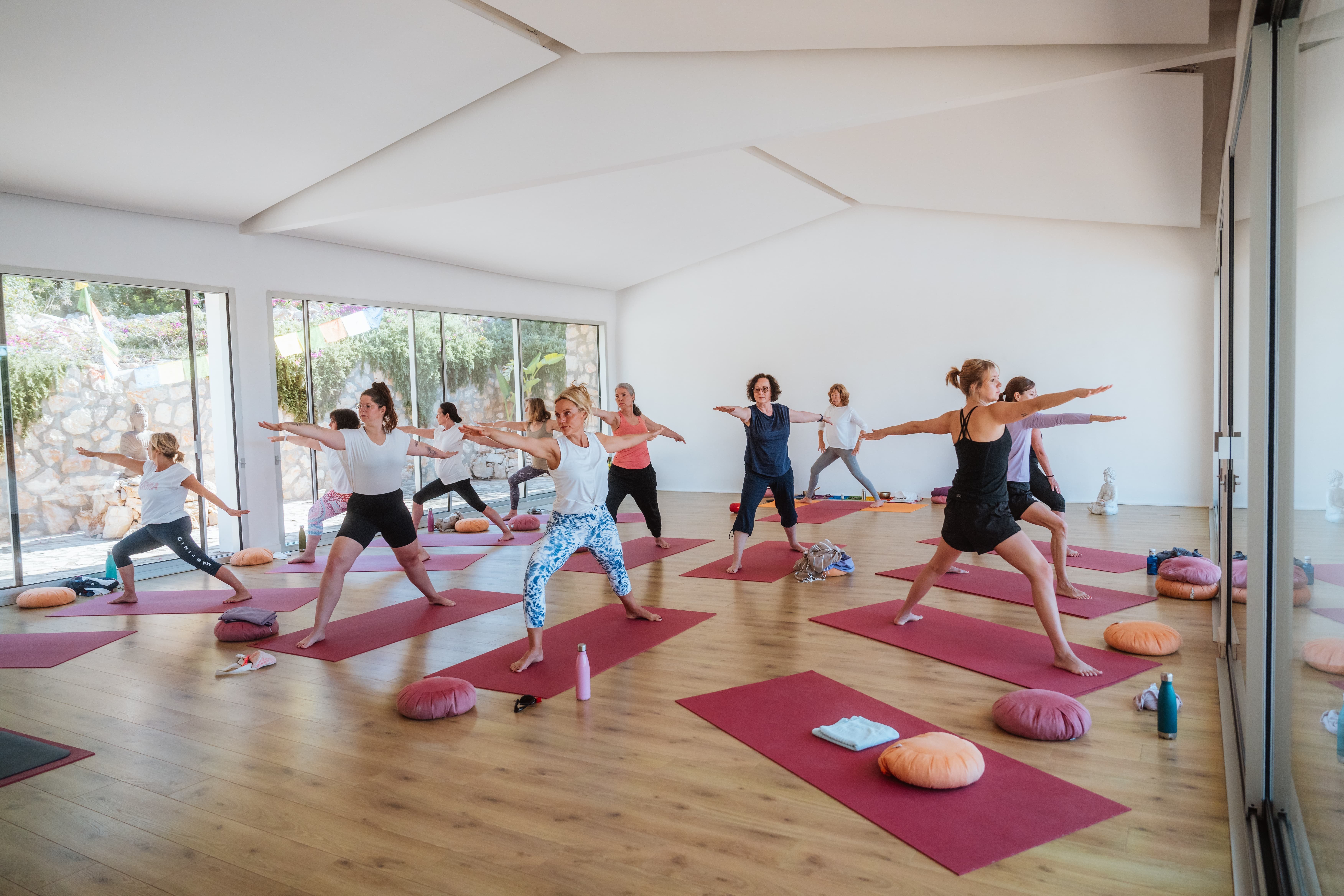 Yogastunde in der Yogahalle